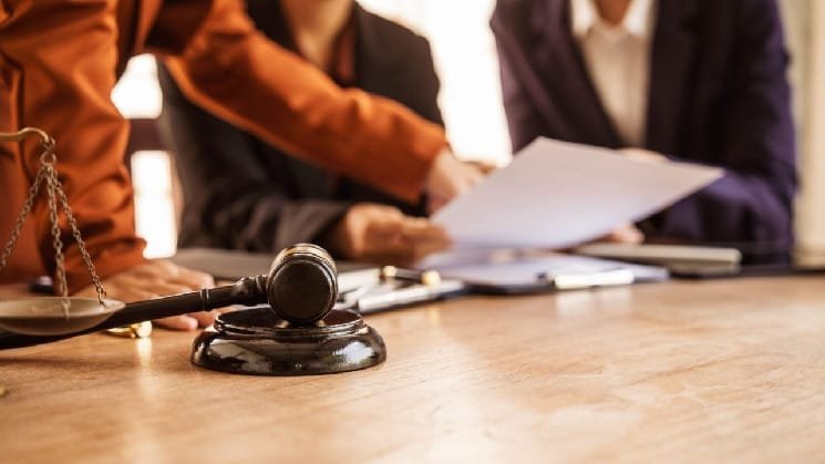 El tiempo en prisión se avecina para el comerciante de Bitcoin: ¿justicia o represión de las criptomonedas?