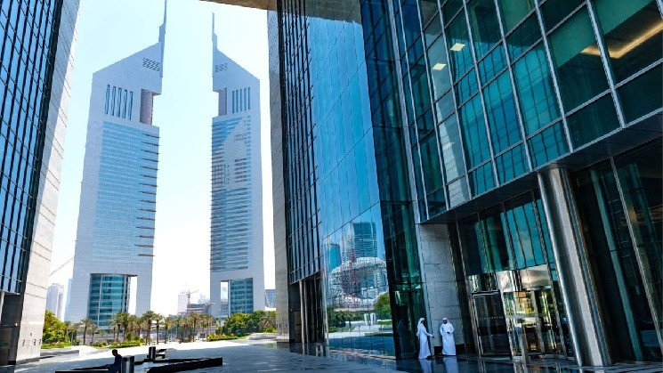 Regulador de Dubai Vara Flags Plataforma de monedas Mkan sin licencia