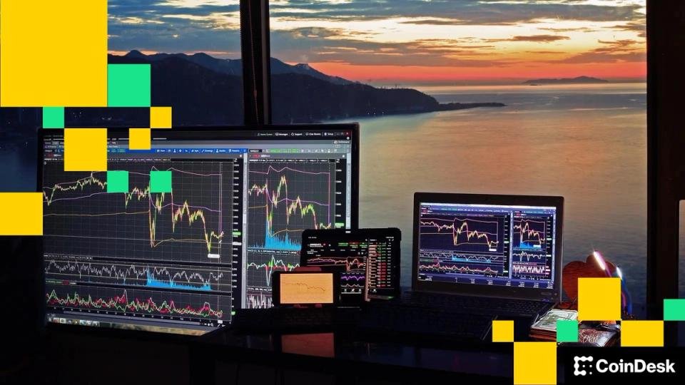 XRP y Solana ven un reinicio alcista en el sentimiento a medida que Bitcoin y Ether se retrasan