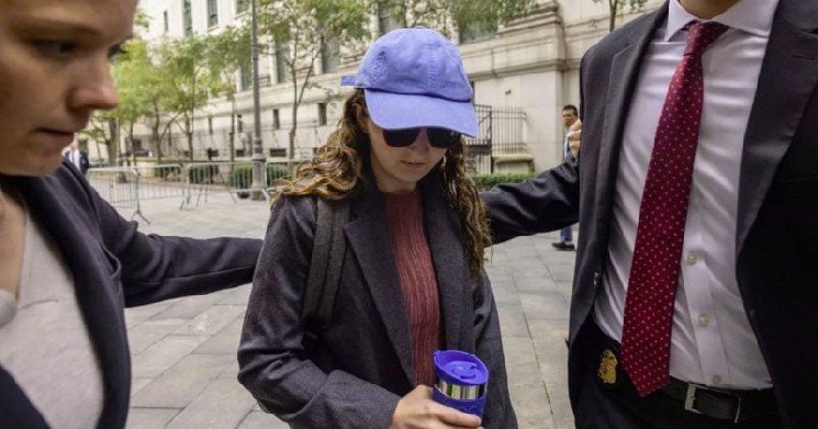 Caroline Ellison, conocedora de FTX, pasó a confinamiento comunitario antes de su lanzamiento en 2026