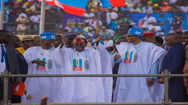 El presidente de Nigeria, Tinubu, firma una orden ejecutiva para regular el sector criptográfico del país