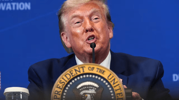El operador de teleprompter de Trump se enfrenta a una prohibición comercial tras una supuesta ganancia inesperada de 100.000 dólares por parte de Kalshi: informe